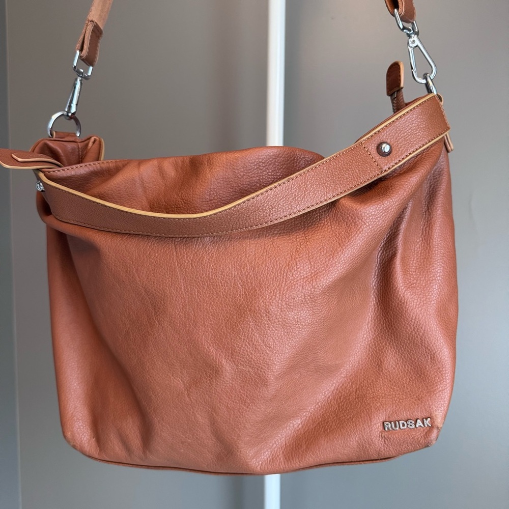 RUDSAK Genuine Leather Ladies Satchel Hand bag Shoulder bag in Brown.